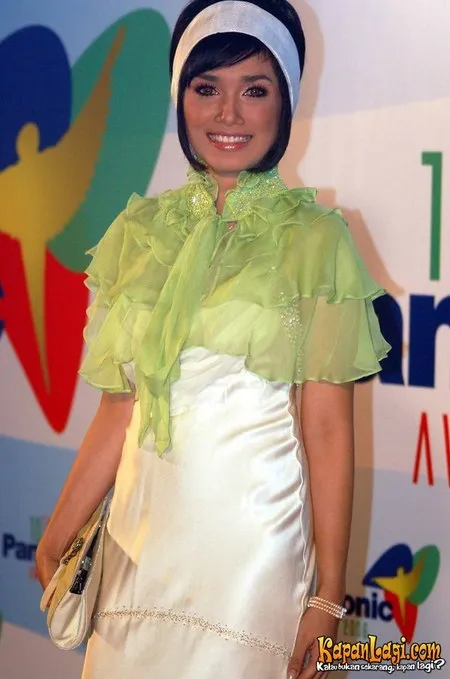Foto Ussy Sulistiawaty