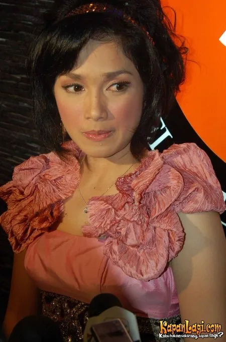 Foto Ussy Sulistiawaty