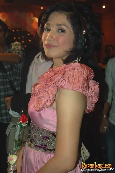 Foto Ussy Sulistiawaty