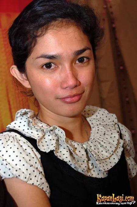 Foto Ussy Sulistiawaty