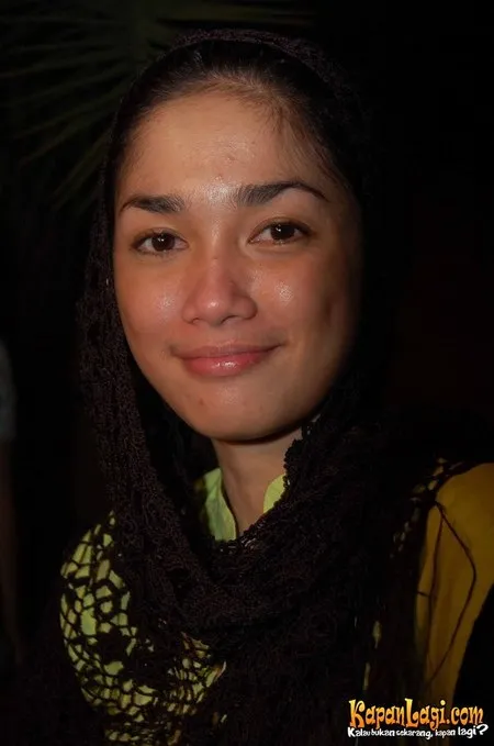 Foto Ussy Sulistiawaty