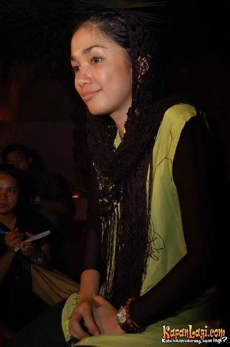 Foto Ussy Sulistiawaty