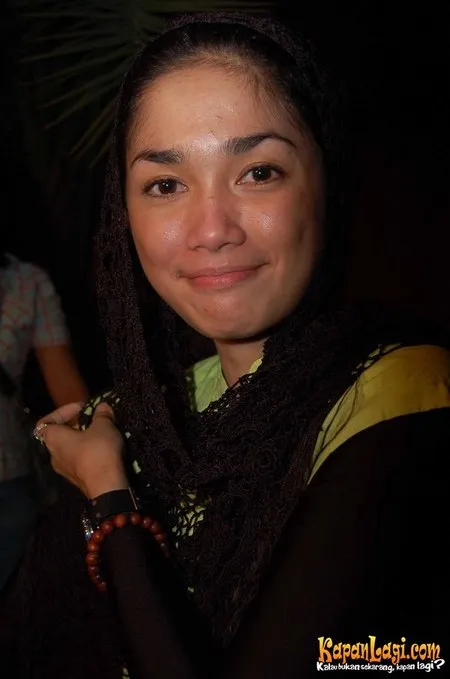 Foto Ussy Sulistiawaty