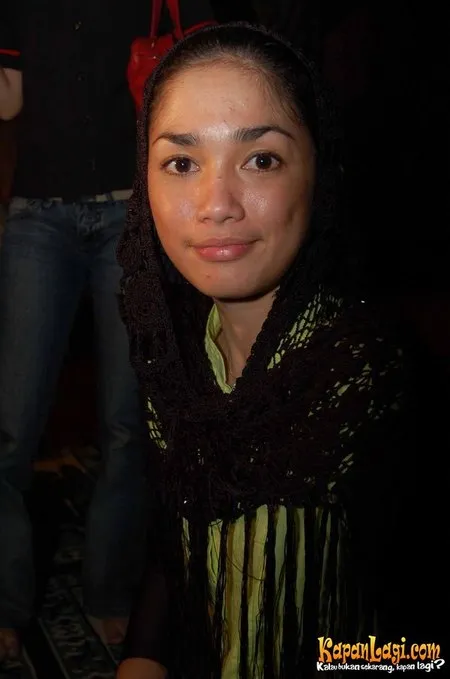 Foto Ussy Sulistiawaty