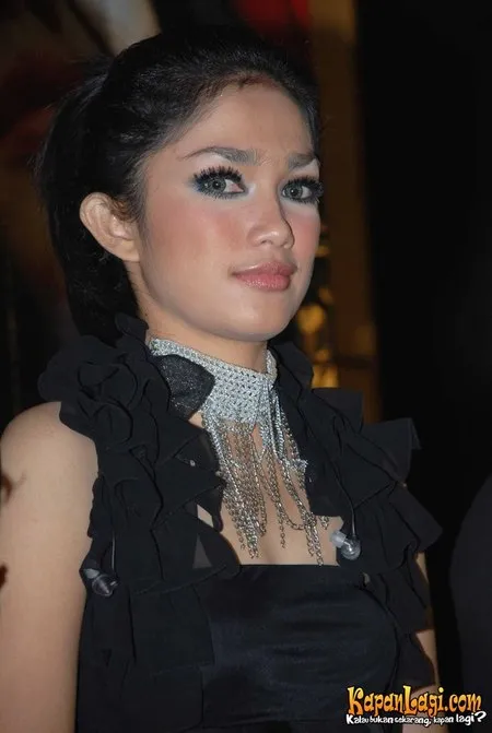 Foto Ussy Sulistiawaty