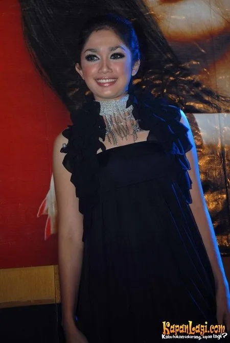 Foto Ussy Sulistiawaty