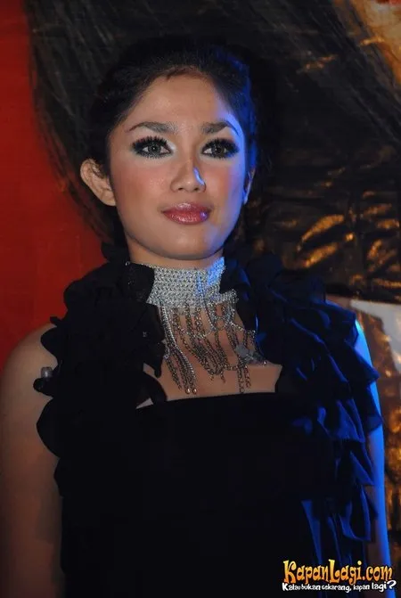 Foto Ussy Sulistiawaty