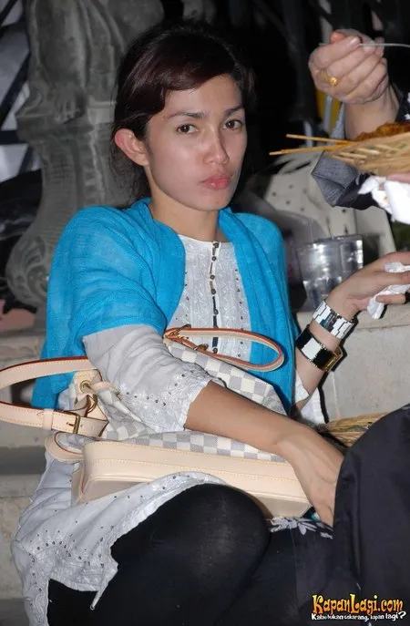 Foto Ussy Sulistiawaty