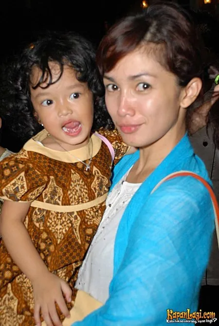 Foto Ussy Sulistiawaty