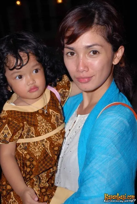 Foto Ussy Sulistiawaty