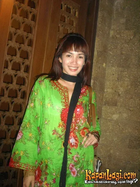Foto Ussy Sulistiawaty