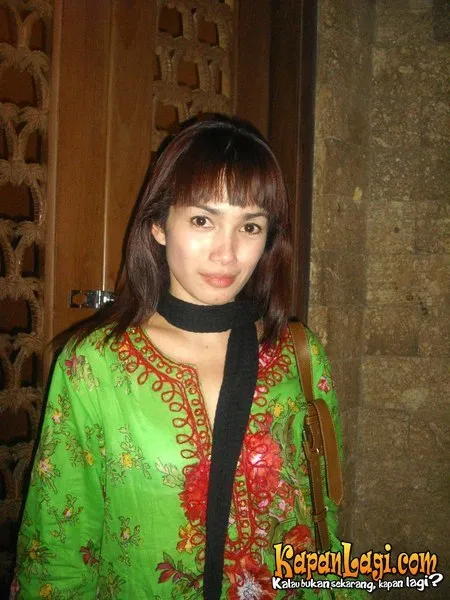 Foto Ussy Sulistiawaty