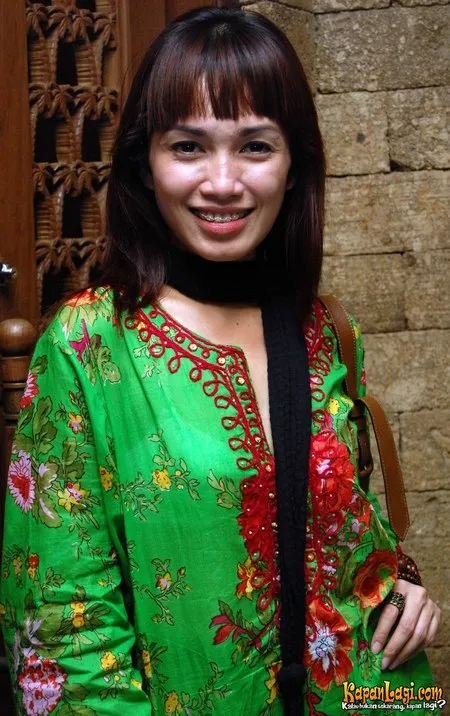 Foto Ussy Sulistiawaty