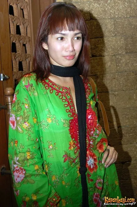 Foto Ussy Sulistiawaty