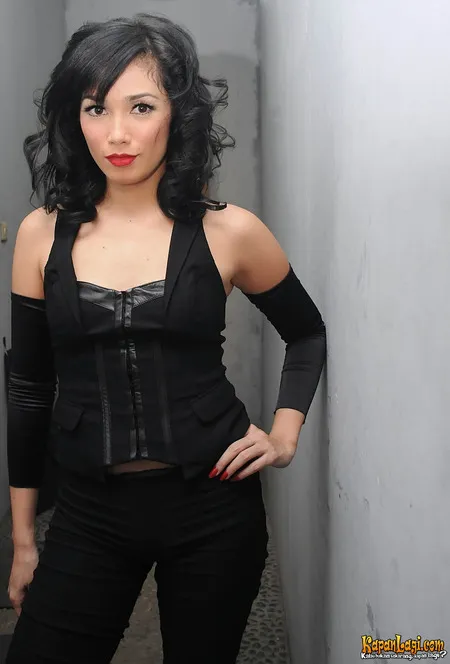 Foto Ussy Sulistiawaty