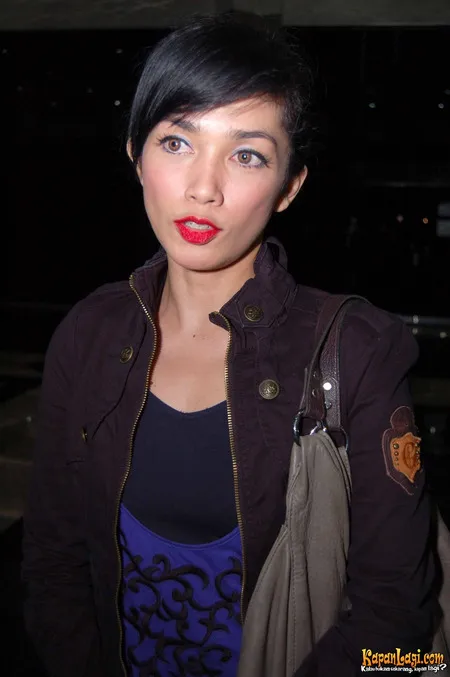 Foto Ussy Sulistiawaty