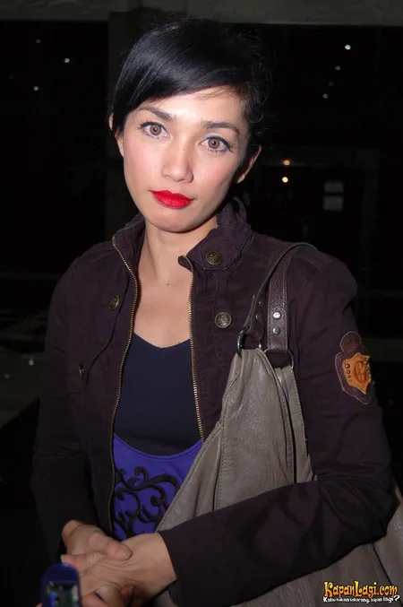 Foto Ussy Sulistiawaty