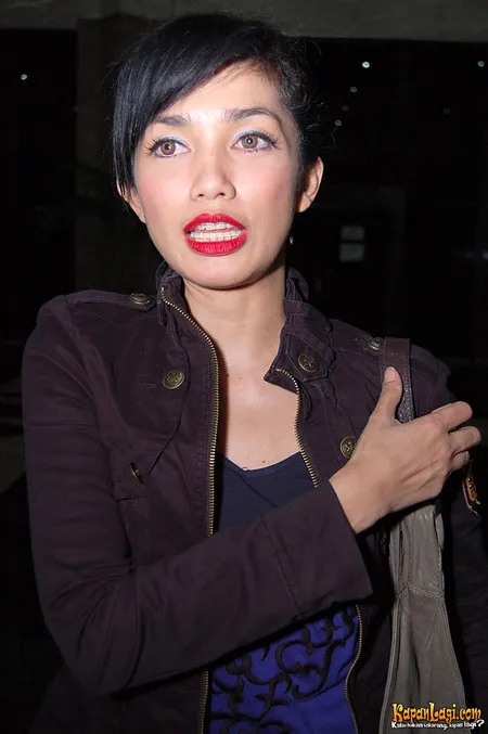 Foto Ussy Sulistiawaty