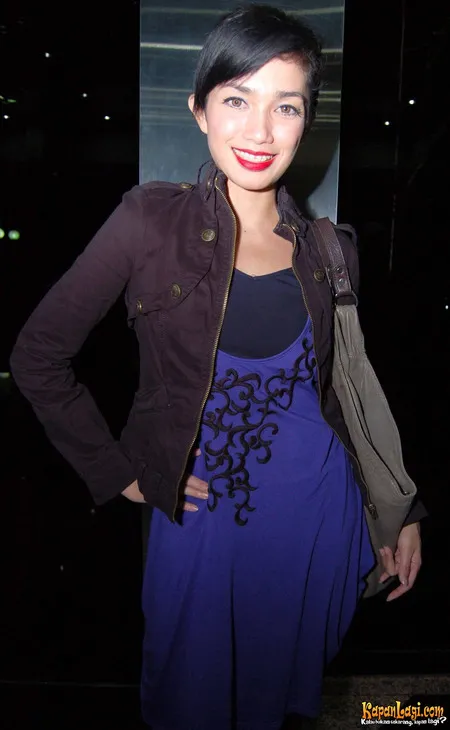 Foto Ussy Sulistiawaty