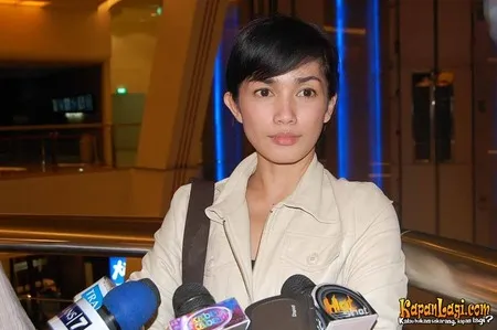 Foto Ussy Sulistiawaty