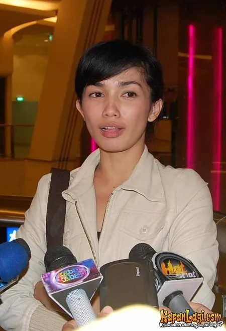 Foto Ussy Sulistiawaty