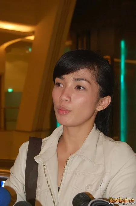 Foto Ussy Sulistiawaty