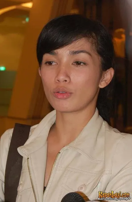 Foto Ussy Sulistiawaty
