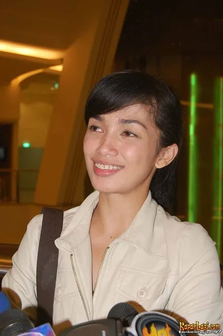 Foto Ussy Sulistiawaty