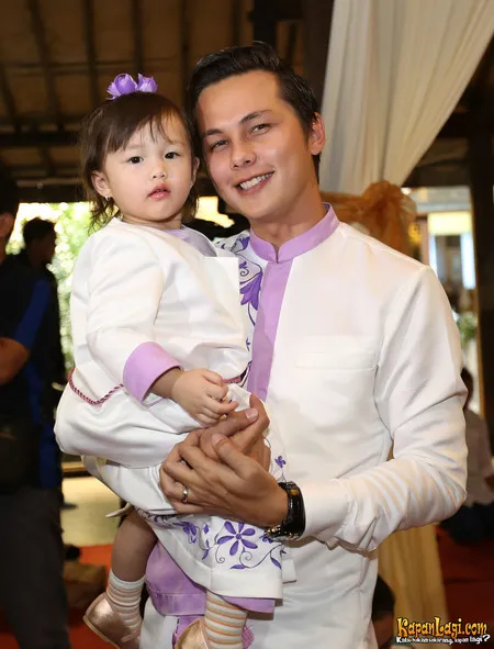 Foto Ussy Sulistiawaty