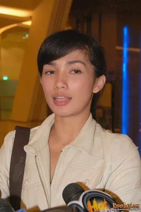 Foto Ussy Sulistiawaty