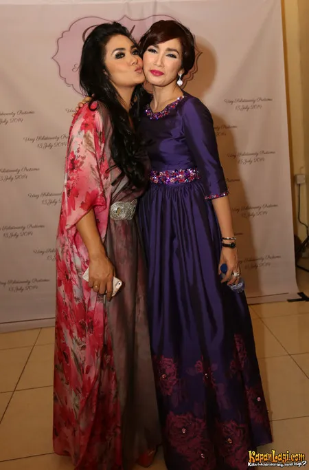 Foto Ussy Sulistiawaty