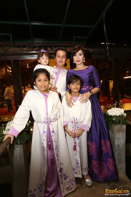 Foto Ussy Sulistiawaty