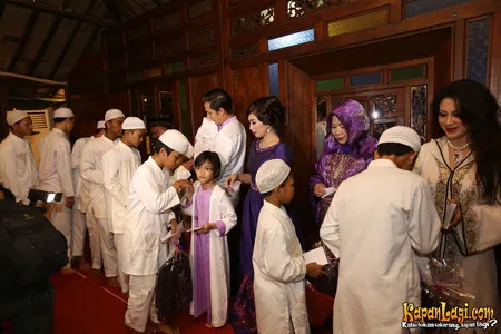 Foto Ussy Sulistiawaty