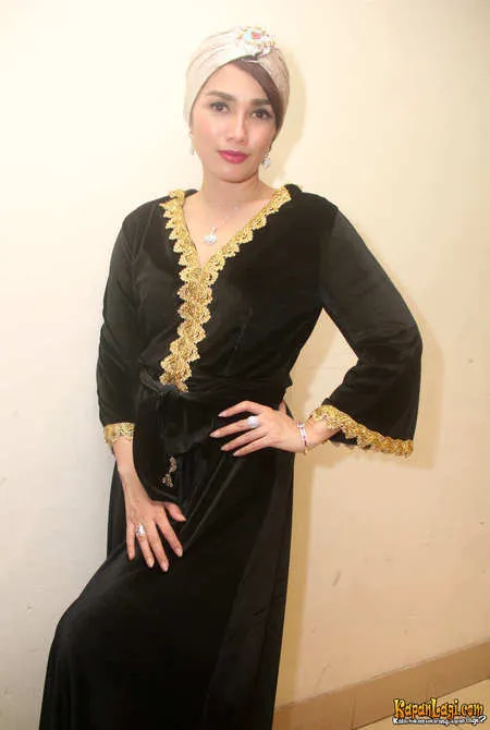 Foto Ussy Sulistiawaty