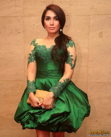 Foto Ussy Sulistiawaty