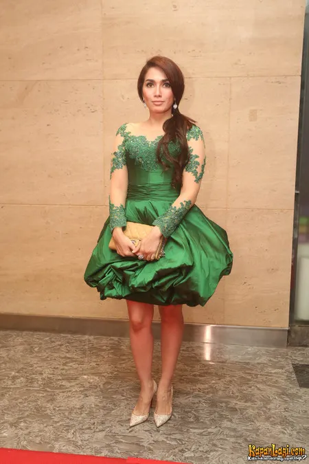 Foto Ussy Sulistiawaty