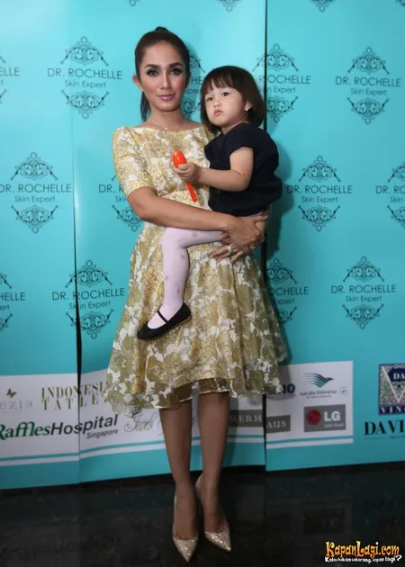 Foto Ussy Sulistiawaty