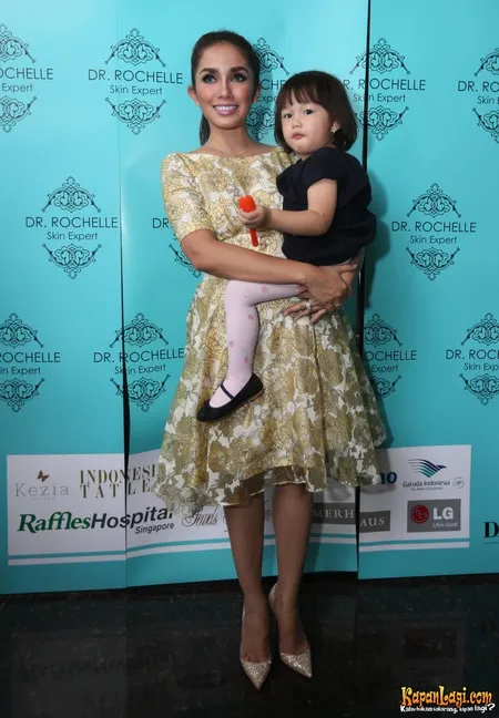 Foto Ussy Sulistiawaty