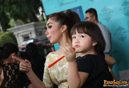 Foto Ussy Sulistiawaty