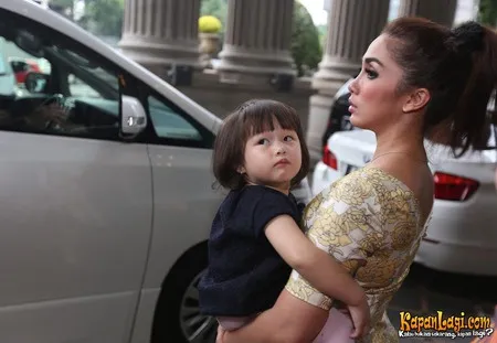 Foto Ussy Sulistiawaty