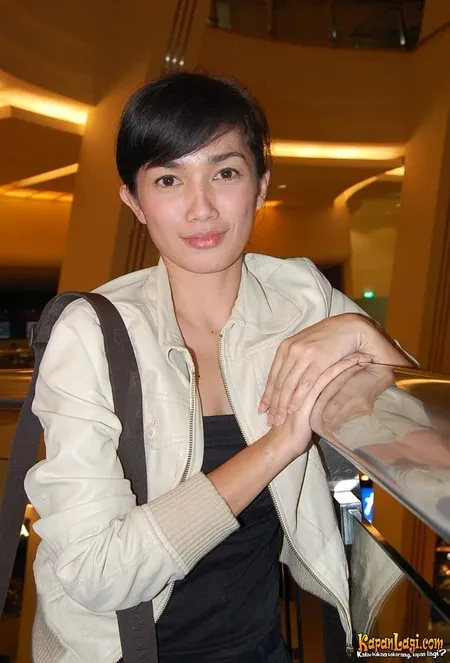 Foto Ussy Sulistiawaty