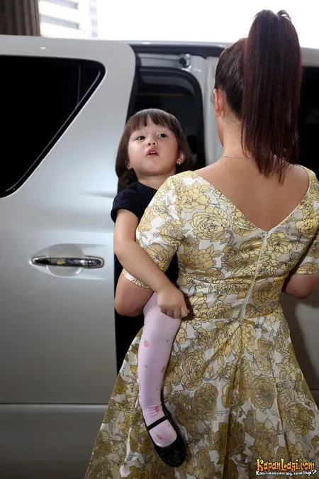 Foto Ussy Sulistiawaty