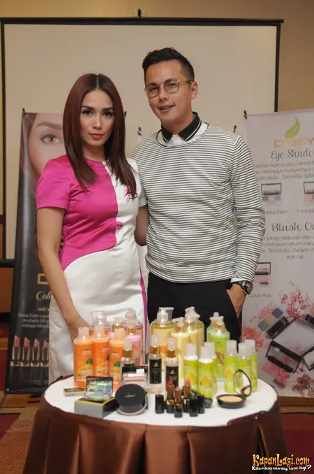 Foto Ussy Sulistiawaty