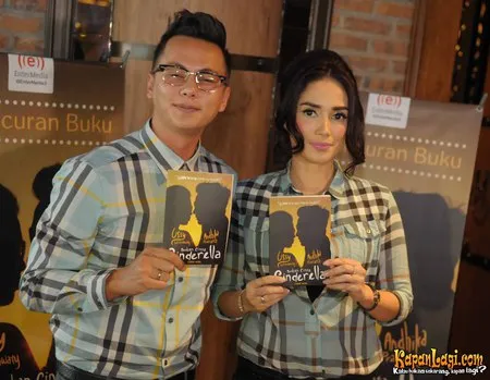 Foto Ussy Sulistiawaty