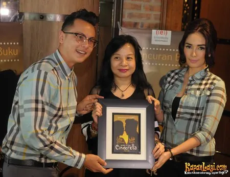 Foto Ussy Sulistiawaty