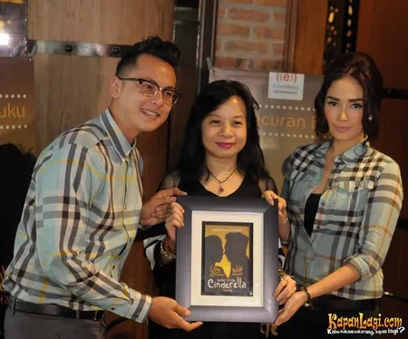 Foto Ussy Sulistiawaty