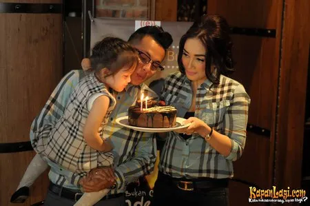 Foto Ussy Sulistiawaty