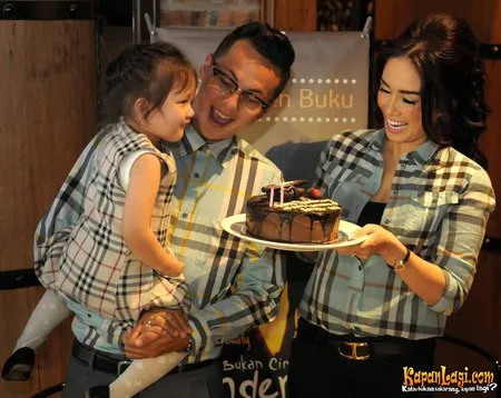 Foto Ussy Sulistiawaty