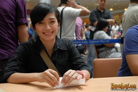 Foto Ussy Sulistiawaty