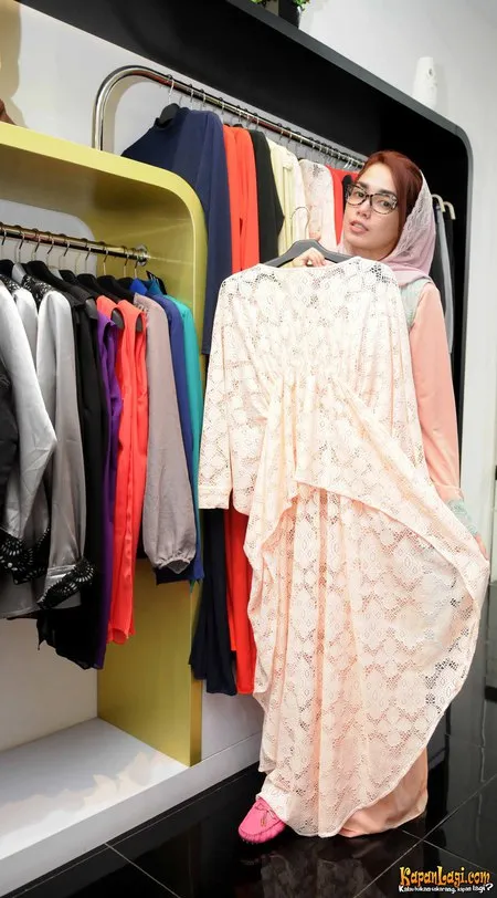 Foto Ussy Sulistiawaty